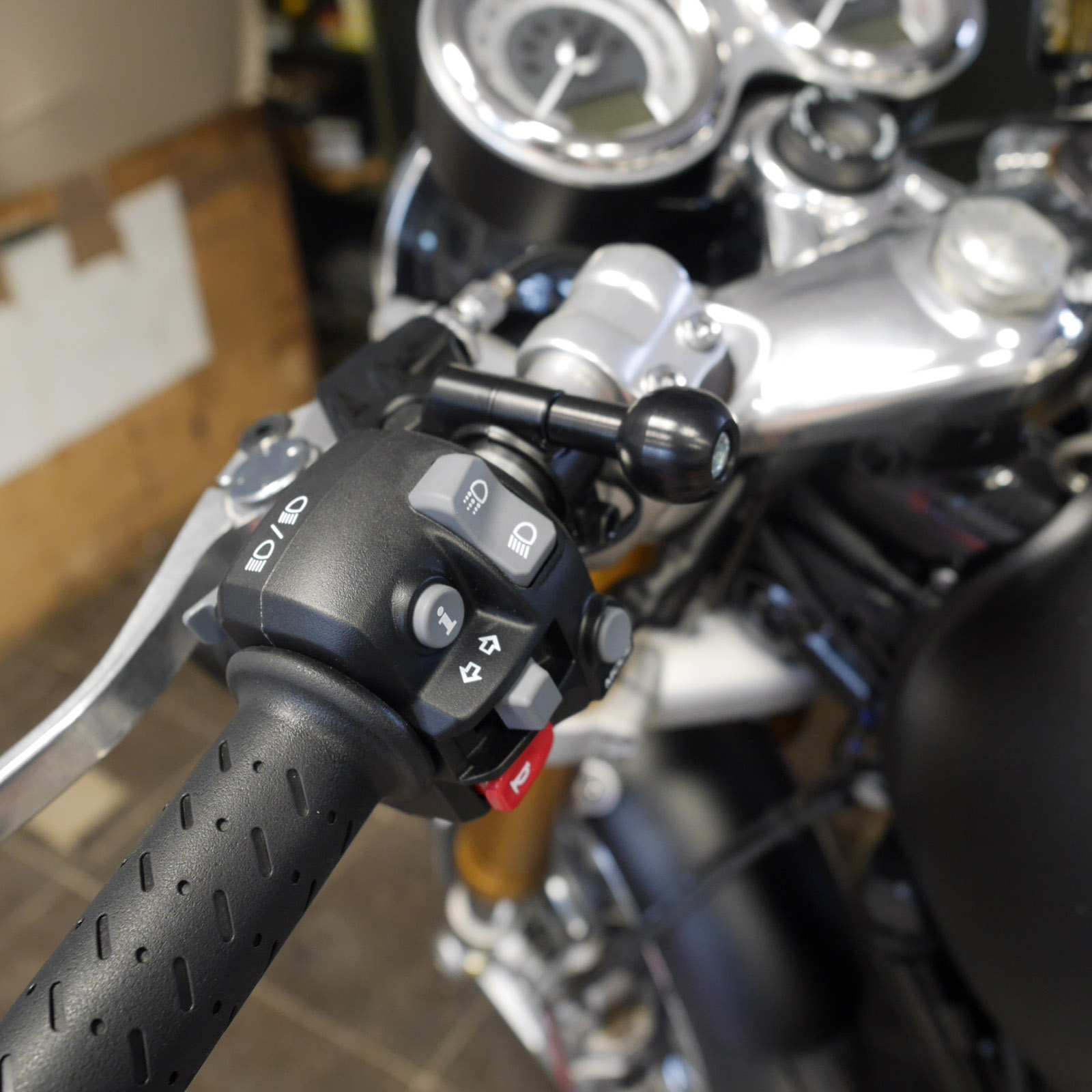 Navi ball mounting to handlebar fitting