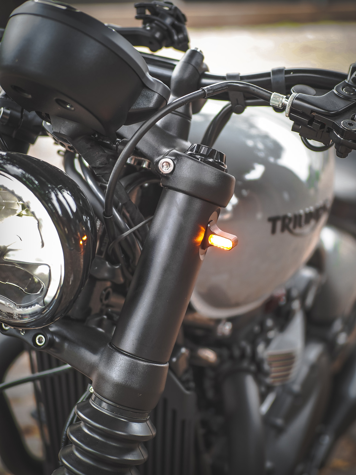 Forkcover including turn signals for Bobber